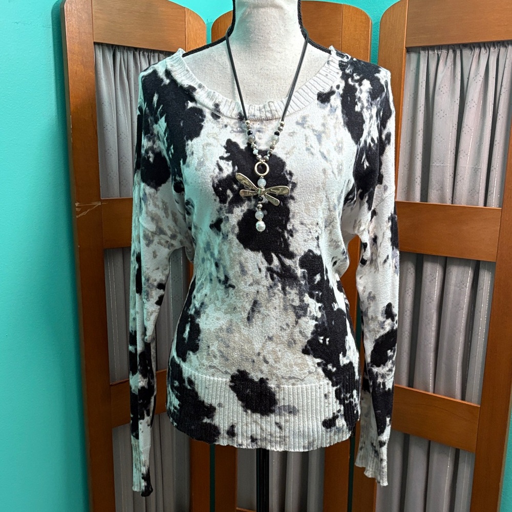 Jamison Monochrome Sweatshirt with Artistic Pattern